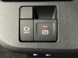 【電動パーキングブレーキ+オートブレーキホールド機能】 指先だけで簡単に操作が可能なパーキングブレーキ、スイッチを押すとブレーキペダルから足を離してもブレーキを保持できるオートブレーキホールド搭載。