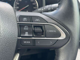 【レーダークルーズコントロール】前方の車両の距離を検知しながら速度を一定に保つ機能です。前方の車両の距離を感知して車間を保つ機能も備わっているので、高速道路の運転も楽々です!