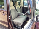 【ベンチシート】運転席と助手席の移動もスムーズ!狭い駐車場での乗り降りや、お子様の乗り降りにも便利です。座席の間にコンソールボックスやドリンクホルダーがないため、車内空間が広く感じます。
