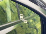 【ブラインドスポットインフォメーション】走行中、ドアミラーの死角になりやすい箇所に後続車が接近するとサイドミラー付近に警告を表示、ドライバーに注意喚起をしてくれます。
