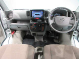 使いやすく安全な操作性と良好な視界を実現した運転席