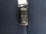 電子キーをポケットやカバンに入れているだけで、ドアの開錠・施錠が行えます。荷物を抱えていてもラクラク開閉です。エンジン始動も行えます。