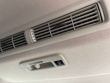 リアシーリングファンも付いておりますので、車内の空気の循環にも役立ちます。
