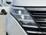【LEDヘッドライト】悪天候や夜間走行時も良好な視界を確保し安心して運転できる高輝度LEDヘッドライトを装備!点灯速度が早く、消費電力も抑えられています。