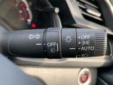 ■オートライト■車外の明るさに応じて、自動的にライトの点灯・消灯をしてくれます。トンネルが続くような道でも、いちいちライトスイッチを操作する必要がありません。消し忘れの心配もありません。