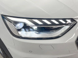 ●LEDハイビームが多数独立で存在し、ハイビーム時に対向車や前方を走る車の部分をロービームに切り替えが可能!!シーケンシャルウインカーも装備!!