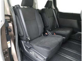 スライド機能付きの『2列目シート』です、乗られている人数や載せるお荷物で調整が出来てとても便利ですね!