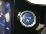 スマートキーを携帯していればキーを取り出さずにドアを施錠&解錠。クルマの始動も可能です。