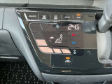 タブレット端末のようなタッチパネル式のオートエアコン採用。凹凸のない滑らかな表面で操作感を高めています。