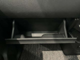 車検証入れになどにも使える便利な収納BOXあります。