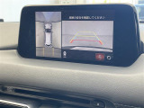 【全方位モニター】まるでクルマを真上から見下ろしたかのような視点で駐車をサポートします!クルマの斜め後ろや真横など、前後左右の4つのカメラの映像が合成されて、モニターに映し出されます。