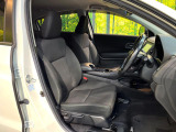 運転席まわりには十分なスペースがあり、大柄な方でもゆったり運転していただける環境です。
