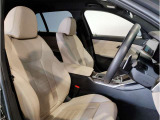 【コックピットシート】BMW車の主役席。車体中央にくる様に配置し車両重心とが一致する事でドライバーと車との一体感あるドライビングを実現。人間工学に基づき形成した形状が長時間のドライブ疲労も軽減します!