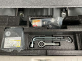 ラゲッジルーム下にエアポンプ・パンク修理剤・車載工具などがあります。