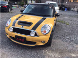 MINIクーパーSの正面からの外観です。個性的なデザインと車両状態をご確認ください。写真15/51。