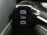 充電用USB端子付き。スマートフォンなどの充電に便利です。