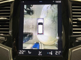 【360&deg;ビューカメラ】4台の高解像度カメラで360度の鳥瞰図を表示。隣の車や壁、死角にある障害物などを画面で確認できるため、狭いスペースでの駐車・出入りも安心です。