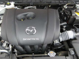 24Vマイルドハイブリッドで爽快な走りを実現する「e-SKYACTIV-G 2.0」。高効率エンジンと電動化技術の組み合わせにより、燃費性能とアイドリングストップ機能をさらに向上させました。