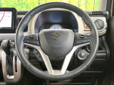 インテリアに合わせたデザインのステアリングは、運転される方のことも考え、運転しやすい形状、大きさです。是非一度、実際に触ってお確かめください。