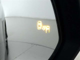 【BSM(ブラインドスポットモニター)】・・・隣の車線を走る車両をレーダーで感知。車両を感知するとドアミラーに搭載されたLEDインジケーターが点灯。