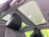 【パノラマルーフ】大型のガラスルーフ搭載で車内の解放感が一気にアップ!開放的なドライブをお楽しみいただけます。