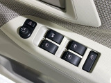 【電動格納ミラー】サイドミラーは電動格納式となっており、狭い駐車場でもキズがつくリスクを抑えられます。