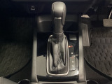 CVT車のセレクトレバーです。低速から高速まで、変速ショックのないスムーズな走りと、エンジン効率のよい領域を維持して燃費にも貢献します。