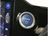 スマートキーを携帯していればキーを取り出さずにドアを施錠&解錠。クルマの始動も可能です。