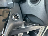 インテリジェントキーのプッシュスタートスイッチです。起動はブレーキペダルを踏みながらこのスイッチを押すだけです。 右側のレバーはチルトステアリング調整レバーです。