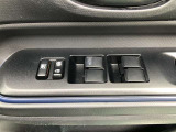 パワーウィンドウのスイッチです。 運転席にいながら助手席や後席の窓を開け閉めできるので、大変便利です。