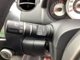 レバーをAUTOの位置にしているとき、レインセンサーが雨を感知すると、雨量に応じてワイパーが自動で作動してくれるオートワイパーを装備!