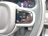【ステアリングスイッチ】運転中、前方から目線をそらさずにオーディオ等の操作ができるよう、適切に配置されたスイッチ類。安心&快適なドライブを演出してくれる便利な機能です。