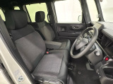 座面も厚みがあり背もたれも高く、広い足元にゆったり座れるシートです。運転席と助手席の間が空いている為、助手席側への移動がスムーズです。交通量の多い道でも助手席側から乗り降りができます。