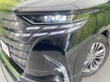 【LEDヘッドライト】悪天候や夜間走行時も良好な視界を確保し安心して運転できる高輝度LEDヘッドライトを装備!点灯速度が早く、消費電力も抑えられています。