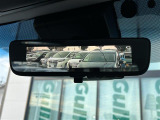 【デジタルルームミラー】車両後方カメラの映像をルームミラーに映すことが出来ます。 そのため、後席に人や荷物があって後方が見えづらい場合でもしっかり視界を確保することが出来ます。