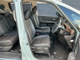 フロントシートです!!セパレートシートなのでお尻をしっかりホールド!!スポーティな運転にも最適です!!