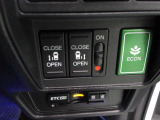 両側電動スライドドア。荷物で手が塞がる時など簡単にドアの開閉が出来ます。何より力いらずで開閉OK。女性やお年寄りにも優しい。電動機能はOFFにもできますから元気なお子様の駆け出しも安心。
