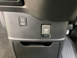 アクセサリーソケットはUSBのアダプターなどをつければ、スマホの充電にも使えます。周辺には物が置けるボックスがついています。