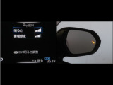隣車線を走る車両をレーダーで検知し、ドアミラーでは確認しにくい後側方エリアに存在する車両に加え、急接近してくる車両も検知します。車両を検知するとドアミラーに搭載されたLEDインジケーターが点灯します。