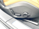 【運転席パワーシート】リクライニングからシートリフターまで、スイッチ一つで簡単にシートの微調整が可能!自分に最適なシートポジションにセットして、快適なドライブをお楽しみください。