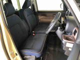 運転席の座面高さを調整できるシートリフターが付いています。フロントシートはベンチシートを採用で、座面も広く使い勝手もいいですよ♪
