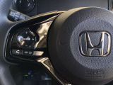 ステアリングスイッチがついていますので、オーディオのチャンネル変更、ボリューム、ジャンル変更が操作可能です。ハンドルから手を離さず安全に操作できます。