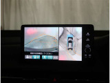 【パノラマモニター】に搭載した4つのカメラにより、車を真上から見ているような映像を表示。運転席から確認しにくい車両周囲の状況を把握できます。
