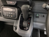自然に手が届き、操作性の良いインパネシフトに、パーキングブレーキはフットブレーキタイプなので、運転席と助手席の間はすっきりしています。