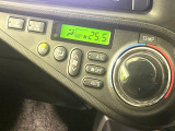 【オートエアコン】一度お好みの温度に設定すれば、車内の温度を検知し風量や温度を自動で調整。暑い&hellip;寒い&hellip;と何度もスイッチ操作をする必要はありません。快適な車内空間には必須の機能ですね♪