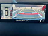 360度ビューカメラを搭載。4方の小型カメラの映像を処理し、車両真上からの映像に変換しています。