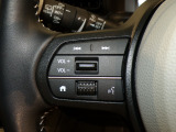 【ステアリングリモコン】ステアリングにオーディオ調節可能なスイッチが装備されていますので運転中でも視線をそらさずにオーディオの調節が可能です!