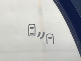 【ブラインドスポットモニター】走行中、ドアミラーの死角になりやすい箇所に後続車が接近するとサイドミラーのレンズに警告を表示!ドライバーに注意喚起をしてくれます。