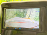 【バックカメラ】駐車時に後方がリアルタイム映像で確認できます。大型商業施設や立体駐車場での駐車時や、夜間のバック時に大活躍!運転スキルに関わらず、今や必須となった装備のひとつです!