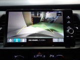 バックも安心のリアカメラ付いています。リアカメラがあると、いつでも安全にバックできますね。死角も減ります。3ビュー切り替え、ガイド線表示なので便利です。